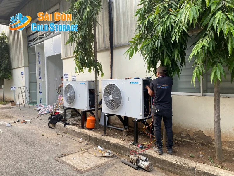 Hình ảnh ghi nhận quá trình thi công kho lạnh Daikin ở phường Bình Hưng Hòa.