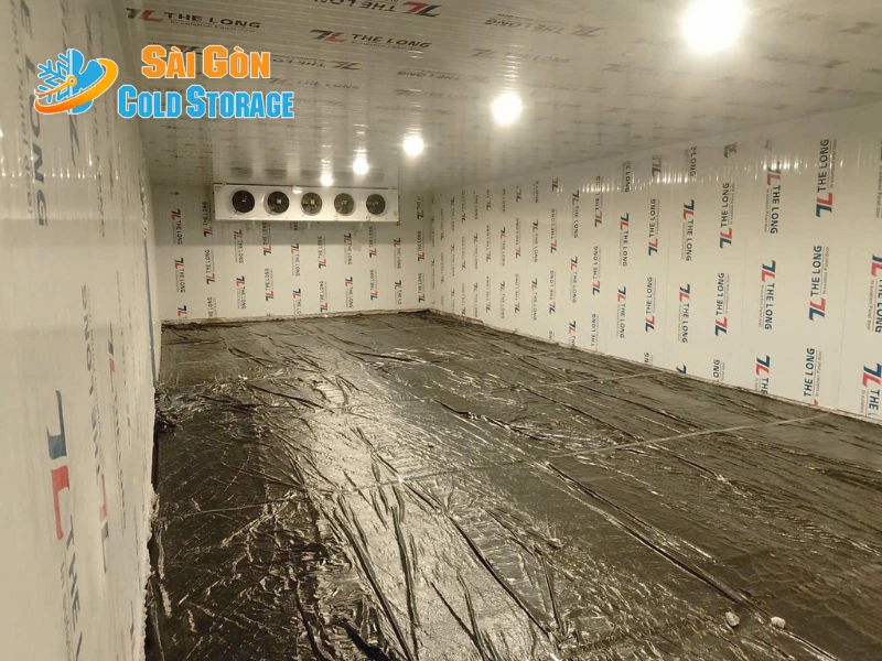 Hình ảnh ghi lại quá trình hoàn thiện kho mát bảo quản dừa tại Tiền Giang.