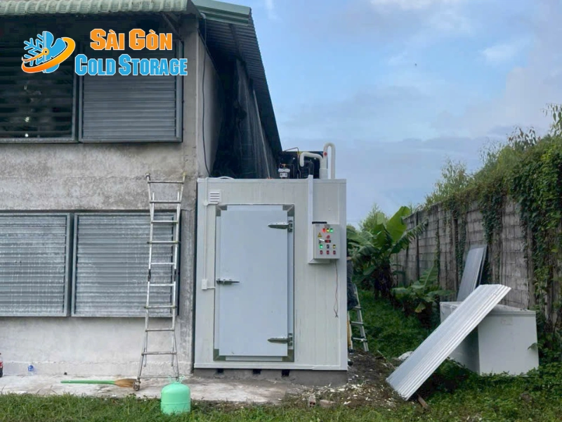 Cận cảnh công tác lắp đặt kho lạnh tại trang trại gà khu vực Đồng Nai.