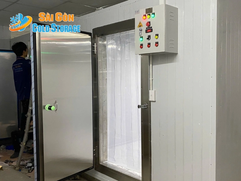 Hình ảnh ghi nhận quá trình lắp đặt kho đông và kho lạnh tại phường Đức Nhuận.